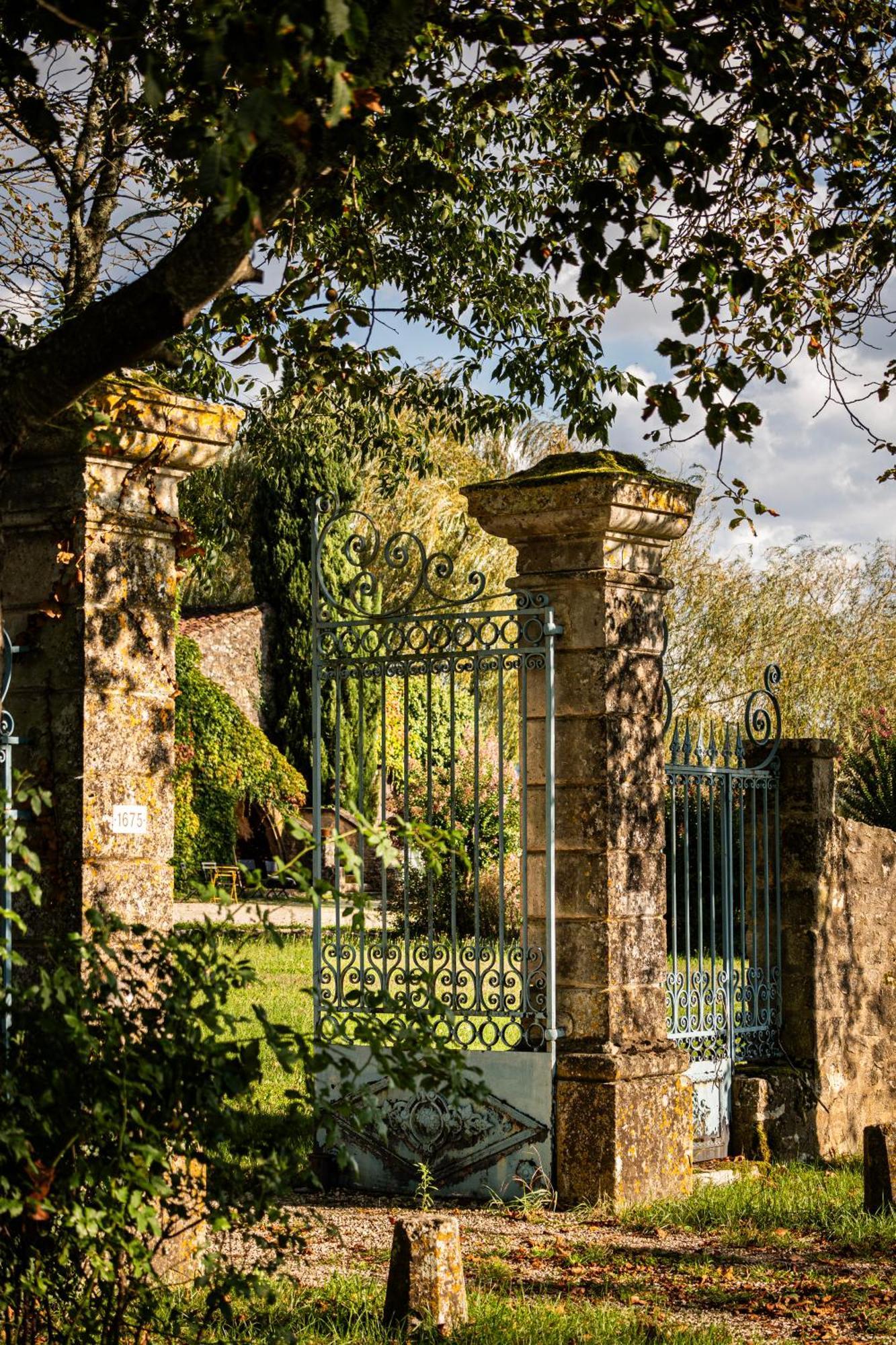 Chateau La Gineste - Castle And Vineyard Duravel Bagian luar foto